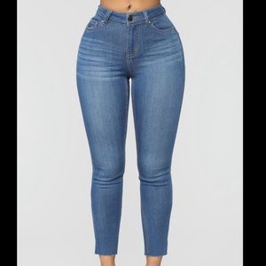 🆕 FN Hi-Rise Frayed Hem Stretch Jeans